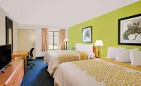Days Inn by Wyndham Easton - parking