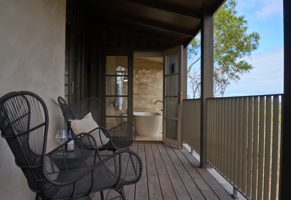 1. 더 생추어리 앳..