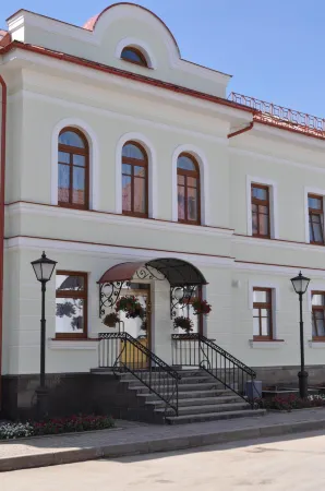 Двор Подзноева, Бизнес корпус Отели рядом с достопримечательностью «Церковь Успенья Богородицы с Пароменья»