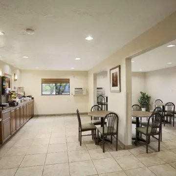 Super 8 by Wyndham Portland Airport
