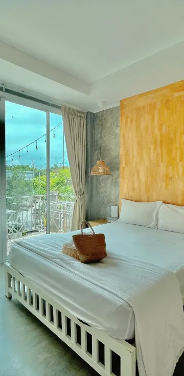 ห้องมาตรฐานชั้นพื้นดินพร้อมรถจักรยานยนต์