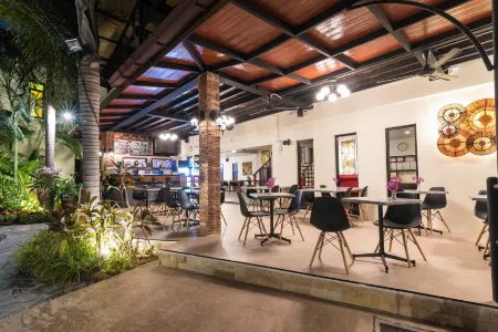 Pa Prai Villas and Suites Resort Отели рядом с достопримечательностью «Wat Wang Yao»