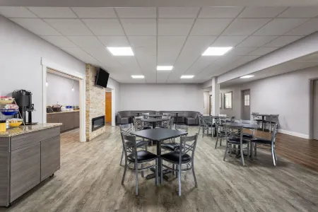 Days Inn and Suites by Wyndham Hammond, IN Отели в г. Хаммонд