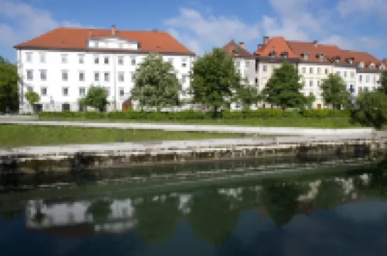 Galeria River Hotel berhampiran Town Hall