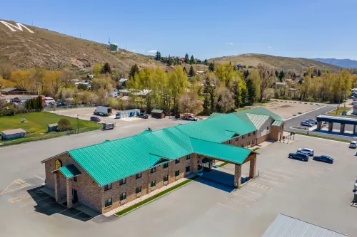 Super 8 by Wyndham Montpelier - 3-Star