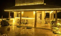 Petit Palais by Crossway - Hot Tub