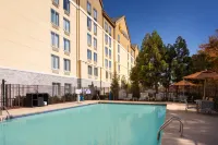 La Quinta Inn & Suites by Wyndham Atlanta Airport North Hotels in Hapeville