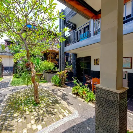 Tirta Yoga Inn Отели рядом с достопримечательностью «Пляж Блю Лагун»