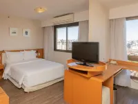 Intercity Porto Alegre Praia de Belas Hotels near Palacio Piratini