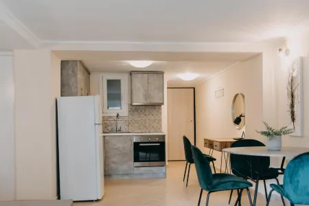 Best House, Central Luxury, Agiou Nikolaou, Patra Отели рядом с достопримечательностью «Hellenic Open University Laboratories»