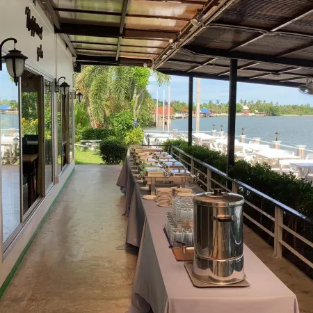 Nopparat Garden Hotel Отели рядом с достопримечательностью «Ват Праду»