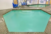 Days Inn & Suites by Wyndham Gresham - Pools