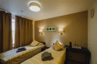 Rooms&Breakfast Mini-Hotel Teriberka Tur 주변 호텔