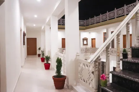 Priyanka Resort,Khajuraho Отели рядом с достопримечательностью «Кандарья-Махадева»