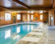 Comfort Suites Salem - Pools