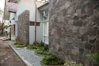 RedDoorz Plus Near Pasundan University