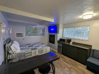 Majestic Rockies Motel - parking