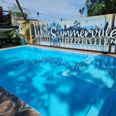 White Summerville Tourist Inn