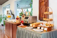 The Riverfront Central Hotel - parkir