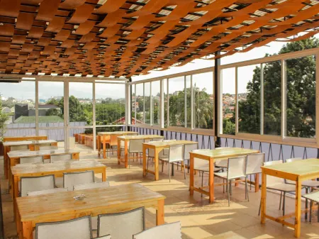 Rion Hostel Bogor Отели рядом с достопримечательностью «Ecodome Bogor Botanical Gardens»