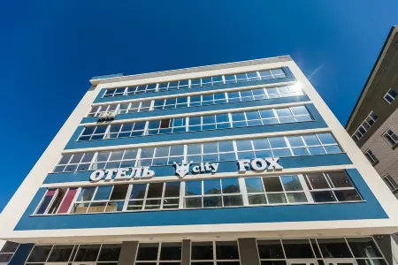 Red Fox (Ред Фокс) на улице Шумакова 15Б Отели рядом с достопримечательностью «Приход Христа Царя Вселенной Римско-Католической церкви г. Барнаула»