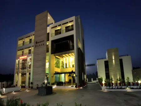 Hotel the Grand Daksh Somnath Отели рядом с достопримечательностью «Veraval Seafront»