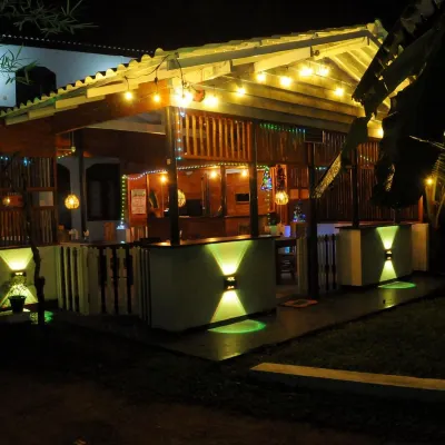 Raymond House(Sun Beach House) Отели рядом с достопримечательностью «Река Полватта»