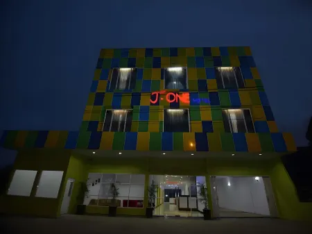 RedDoorz Premium at Hotel T-One Jambi Отели рядом с Аэропорт Султан Таха Сярифадн