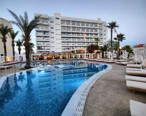 Bohemian Gardens Hotel Các khách sạn ở Pernera
