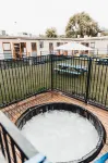 Beach Holiday Apartments - Hot Tub