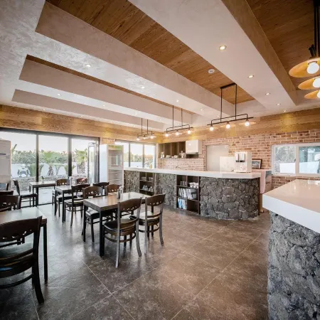 Jeju Washington Pension Отели рядом с достопримечательностью «Тематический парк Sunrise Lands»