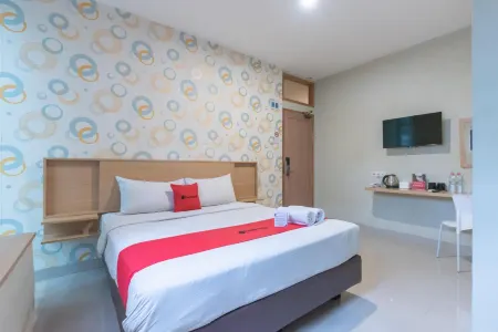 RedDoorz Plus @ Karapitan Street Отели в г. Lengkong