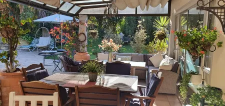 PepperTree Guest House & Apartments Отели рядом с достопримечательностью «Sandton Skye»