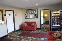 Super 8 by Wyndham Grand Rapids/Wyoming فنادق في Kentwood