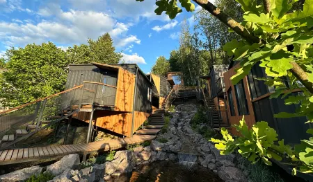 Холм Inn (Инн) Отели рядом с достопримечательностью «Taya»