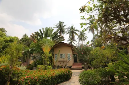 Bannsuanrachawadee Resort Отели рядом с достопримечательностью «Wat Chiang Ei Si Mongkol Wararam»