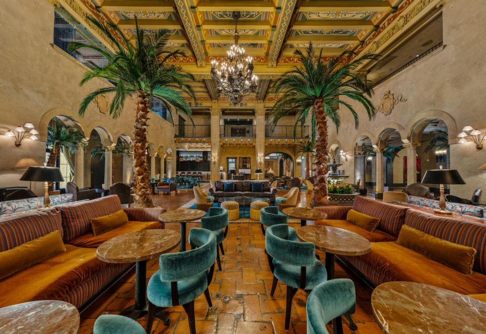 더 할리우드 루즈벨트의 클래식한 바 라운지