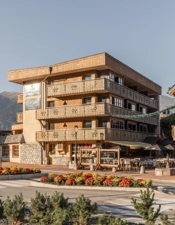 Hôtel les Peupliers Отели рядом с достопримечательностью «Moncler»