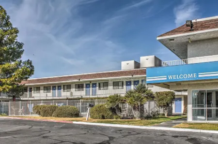 Motel 6 Mojave, CA Отели в г. Мохаве