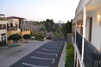 Moonlight Beach Motel - parking