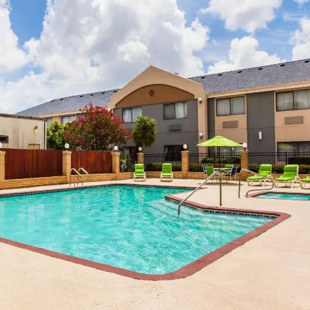 Days Inn & Suites by Wyndham Corpus Christi Central