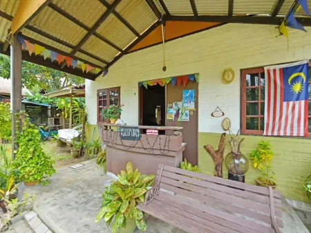 Pelangi Beach Resort Отели в г. Чератинг