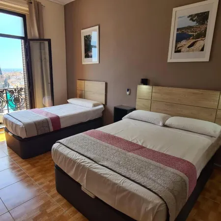 Hostal Miami Отели рядом с достопримечательностью «Небоскреб "Испания"»