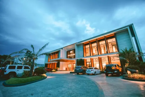 The Maximilian Hotel - 4-Star