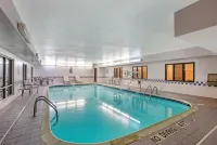 La Quinta Inn & Suites by Wyndham Fayetteville - Parking