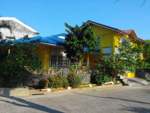 Yellow House Vacation Rental - Pet Friendly
