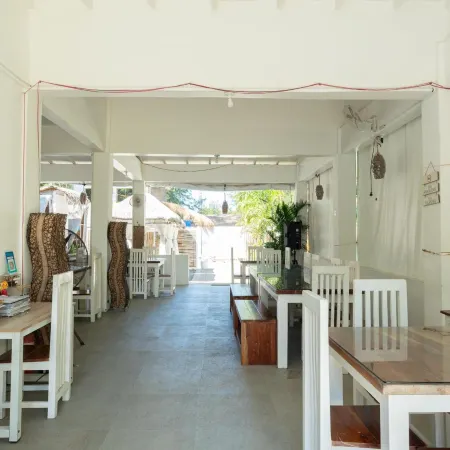 Costas De Liwa Bar & Beach Resort