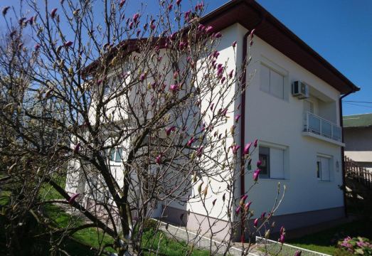 Center Una Apartment - Housity