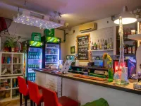 Whole Wide World Hostel - Quầy bar