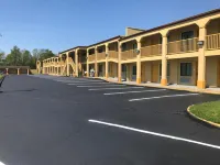 Super 8 by Wyndham Palestine TX - parking